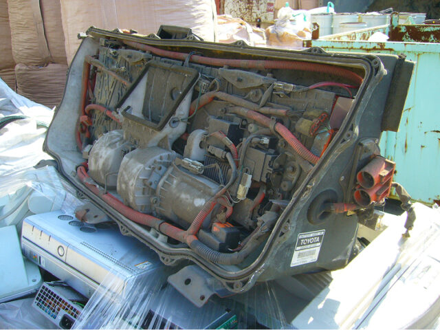 ハイブリッド車用ニッケル水素電池　電気が残っている場合もあり、取扱いには注意が必要