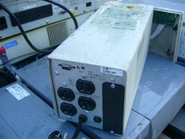 非常用電源装置（ＵＰＳ）　内部にはシールドバッテリーが搭載されています。