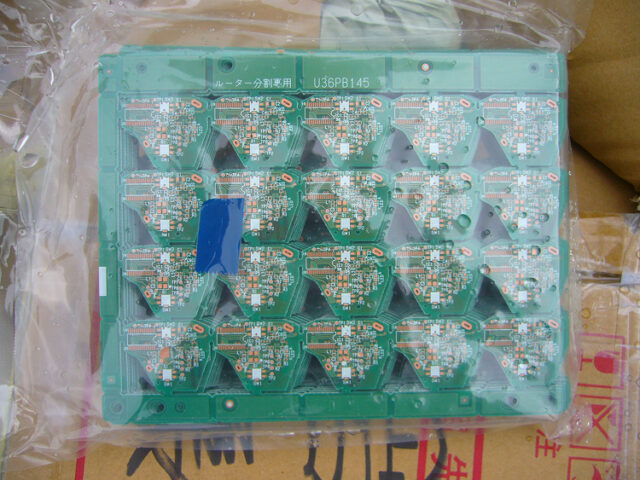 生基板（未使用廃棄）　未使用のまま廃棄される生基板。まだ梱包も外されていない。