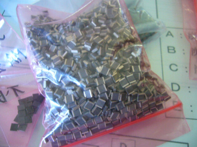 コンデンサ。検査工程で不合格となったもの。商品としては使用できませんが、素材としてはパラジウムや銀などの貴金属が含まれている為、貴重な金属源として、高価で買取り・リサイクルが可能です。弊社にて、袋やテープから外した後、精錬所にて金属回収を行います。