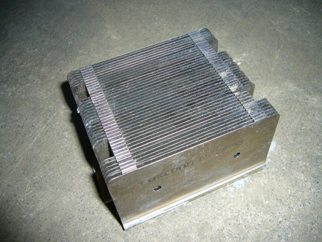 アルミニウム　ヒートシンク（放熱板）　熱交換性が高いという特徴を生かし、家電、廃ＯＡ機器で利用されています。