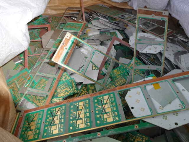 写真の品はアルミ板が１．６ｍｍ、金鍍金は無電解鍍金となっているためやや品位の低いものです。弊社工場での処理には不向きですが、協力会社にて金回収を行っております。