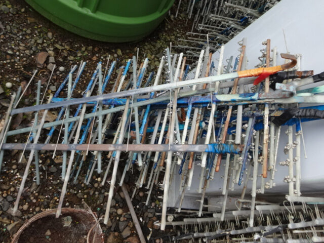 写真ではよくわからないかもしれませんが、魚の骨のような形をしています。フックが銅、支柱がステンレスや銅、枝の部分が鉄などで出来ているものが多いようです。その割合によって買取価格が変わりますので、事前確認が必要です。
