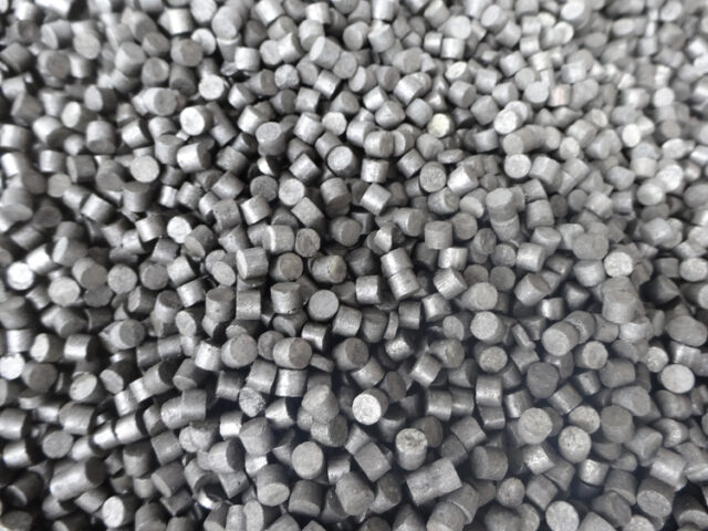 一粒の大きさは５ｍｍ程度。このニッケル触媒はペレット状でニッケル自体の比重が重いため、自ずと触媒の重量も重くなります。リンや硫黄、銅等をあまり含まなければ、熱処理後に製鋼メーカーにして供給することが可能になります。ただニッケル触媒の中には、溶剤を含有していたり、空気に接触するだけで発熱するものあるため、取扱いには注意が必要です。